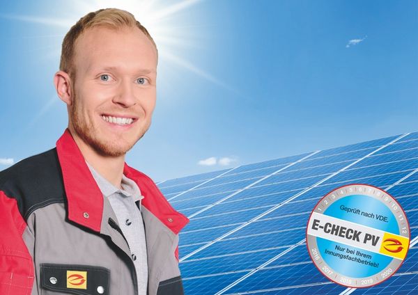 elektriker vor pv anlage plakette